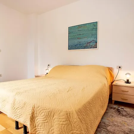 アパート Maller ロヴィニ