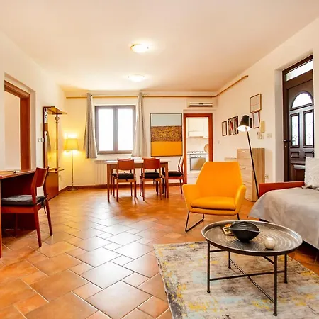 Maller アパート ロヴィニ