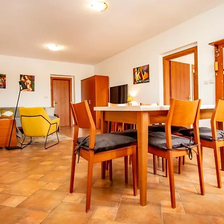 Maller アパート ロヴィニ